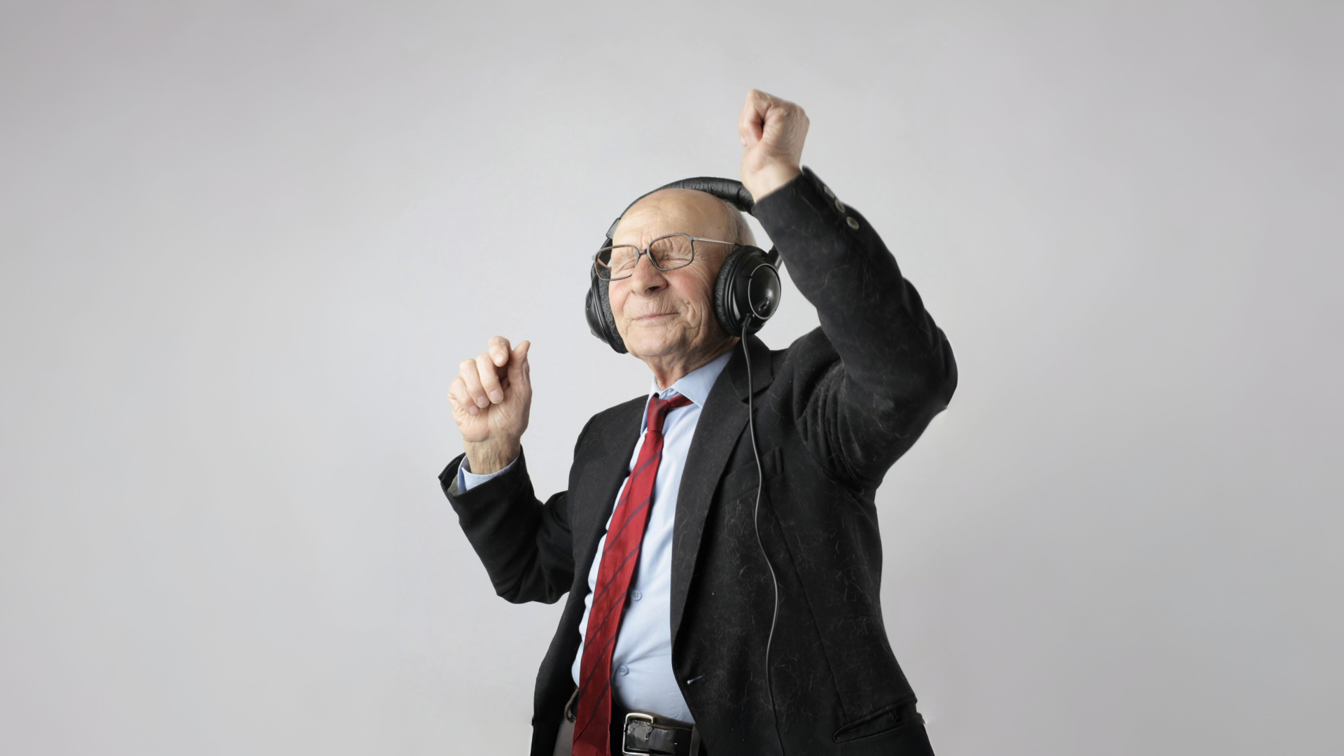 Une personne âgée écoutant de la musique en dansant - Domicil'à vie